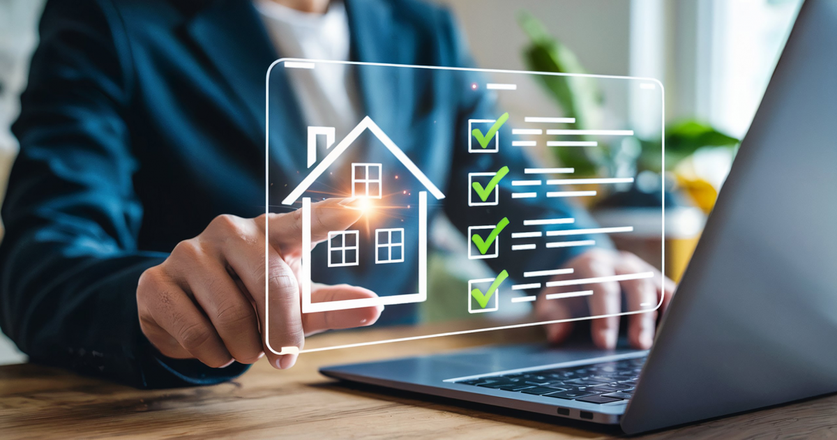 Man achter een laptop met een pop-up van een silhouet van een huis en een checklist