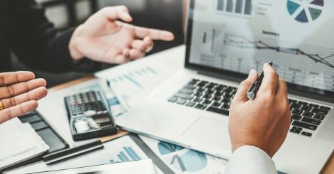 Belegginen; twee mensen achter een laptop braistormen over aanpak