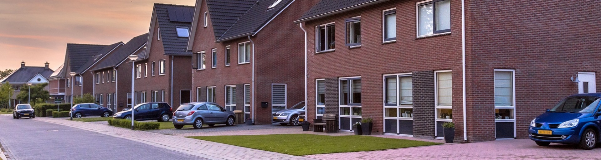 Straat met moderne nieuwbouwhuizen